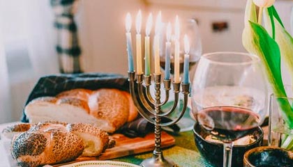 韩国爆发反以色列游行：民众排队向内塔尼亚胡海报扔鞋