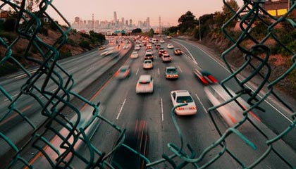 韩国爆发反以色列游行：民众排队向内塔尼亚胡海报扔鞋