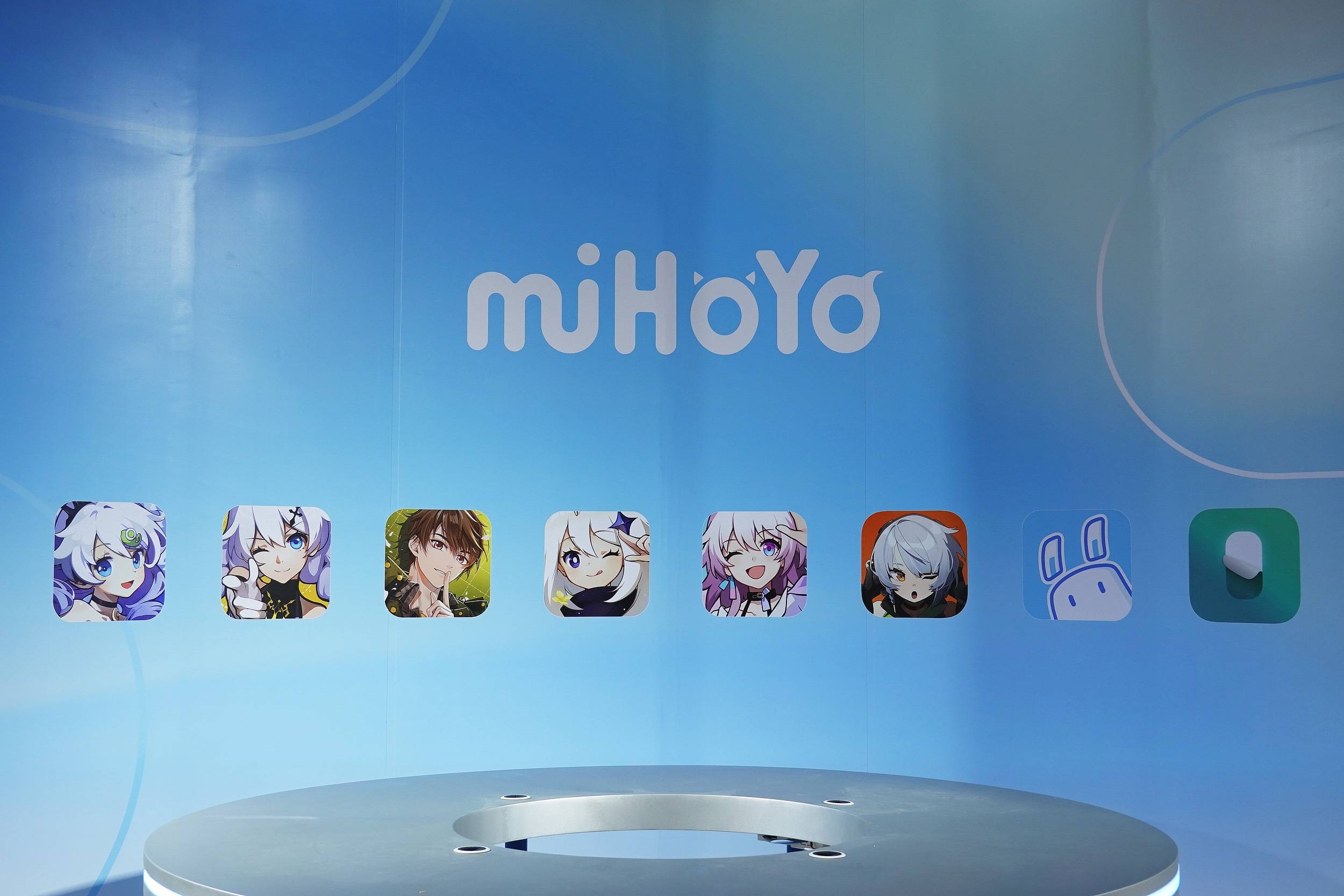 微信朋友圈支持发布实况照片；欧盟要求苹果对第三方开放操作系统；特朗普首次使用比特币支付餐费｜极客早知道