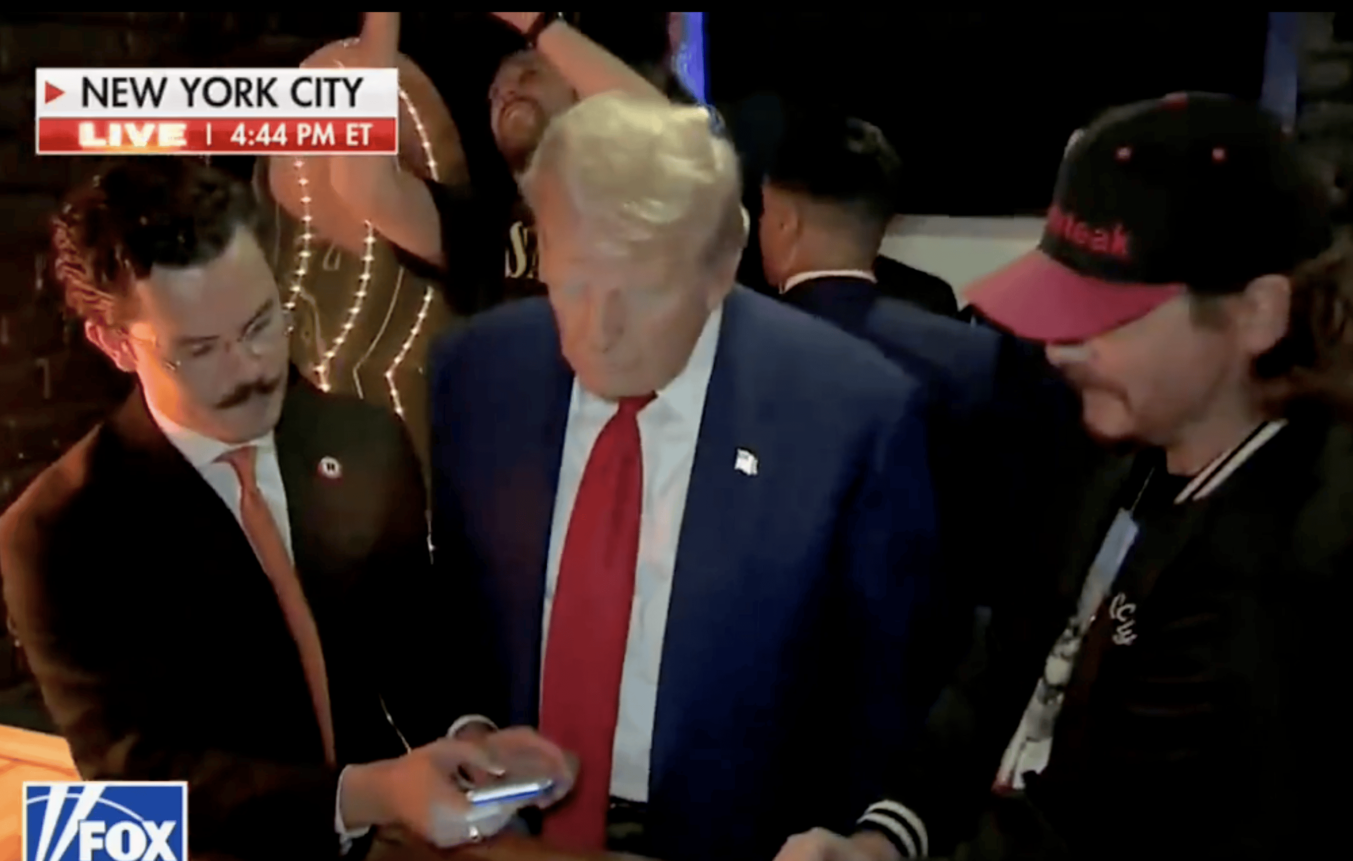 微信朋友圈支持发布实况照片;欧盟要求苹果对第三方开放操作系统;特朗普首次使用比特币支付餐费|极客早知道