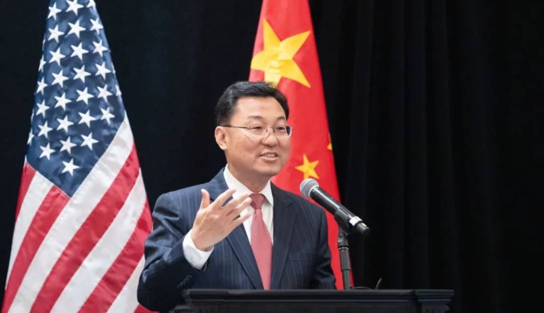 哈里斯民调领先,特朗普又打“中国牌”,我大使把话说透