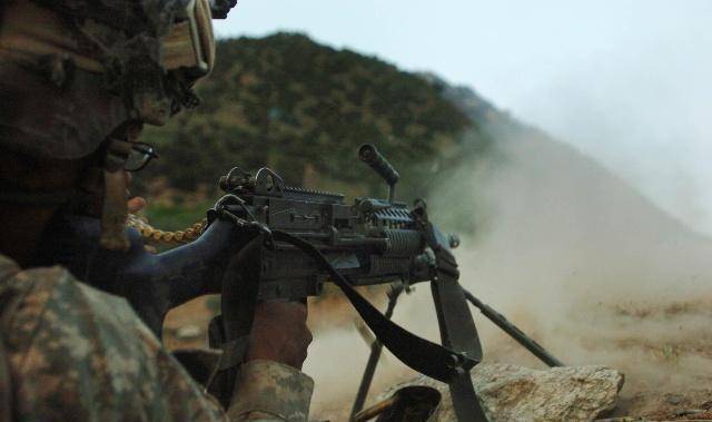 为什么明知机枪打不透坦克,机枪手还要继续射击?