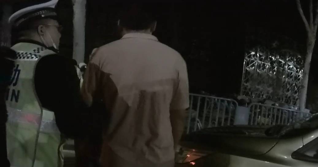 凌晨武汉街头,3名男子突然弃车狂奔!交警追了500米后,男子顶不住了