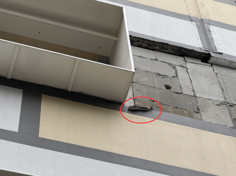 事发宁波市中心!砖块突然从天而降,砸中女子肩部!已发生过多次……太危险了!