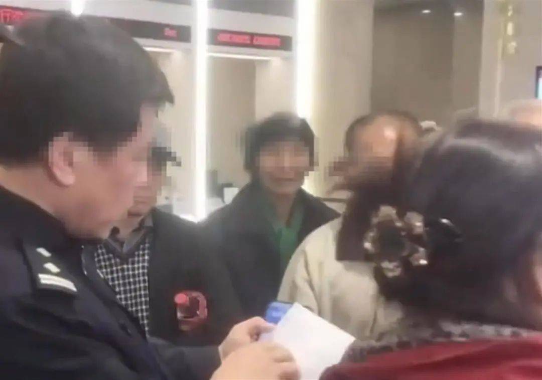 女子存40多万取款时变成0,警方通报:2名女子被抓