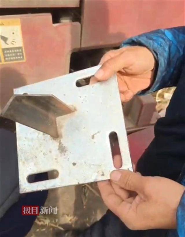 哈尔滨多处玉米地出现尖锐角铁,多台农机被扎胎,警方介入