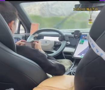 男子花800打顺风车,司机400公里几乎不摸方向盘?