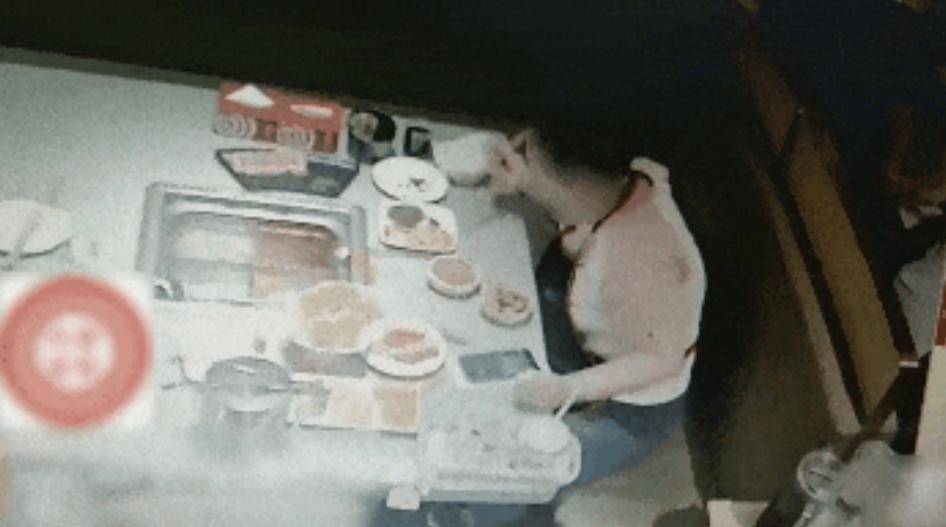 打两碗蘸料,吃一碗毁一碗!女子投虫敲诈火锅店更多细节曝光