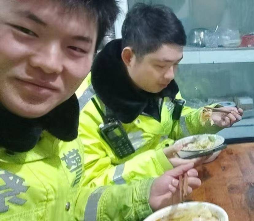 痛心!四川宜宾辅警罗文在自贡营救落水者不幸身亡,年仅25岁