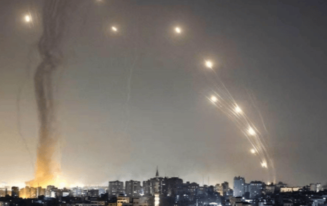 重磅!战斗深夜打响!伊朗下令开战,1000枚弹道导弹蓄势待发!