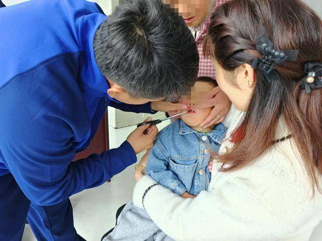 北京五岁男童把鱼钩放进嘴,家长发现抱着孩子直奔消防站