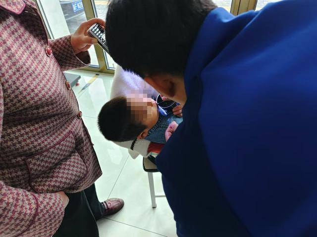 北京五岁男童把鱼钩放进嘴,家长发现抱着孩子直奔消防站