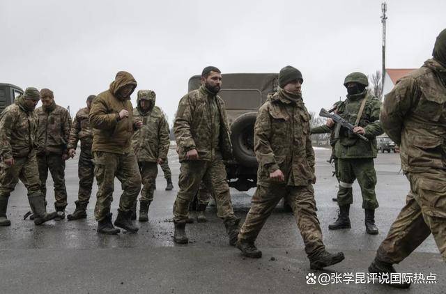 俄乌兵力8:1,乌军开始撤退,泽连斯基再下令,召集16万人马反攻