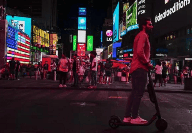 美媒:纽约正式将乱穿马路合法化,允许行人在人行横道外或违反交通信号灯过马路