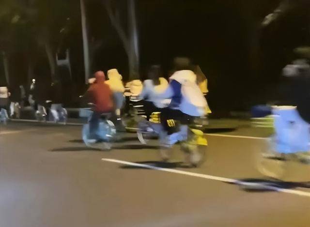 郑州大学生“夜袭”开封 网友:“青春”在这一刻具象化