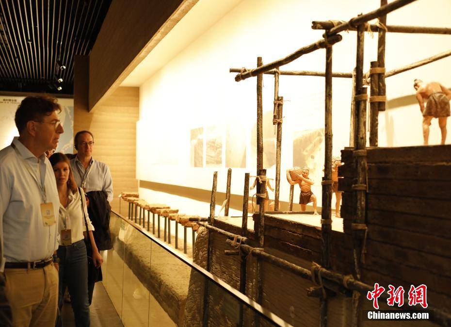 河南郑州:13国逾40位外籍古典学专家学者开启“商都”之旅