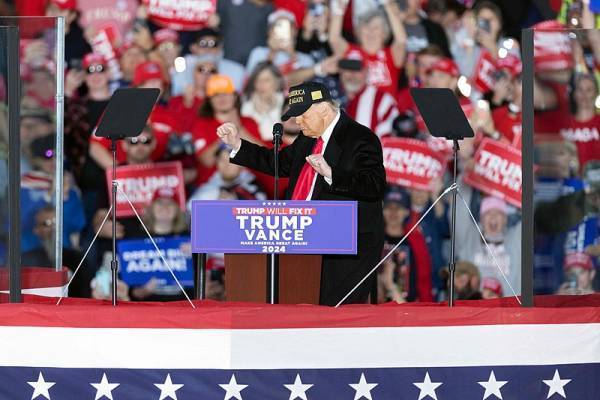 特朗普自称目前“大幅领先”但也有可能败选，将在选举日适当的时候发表讲话