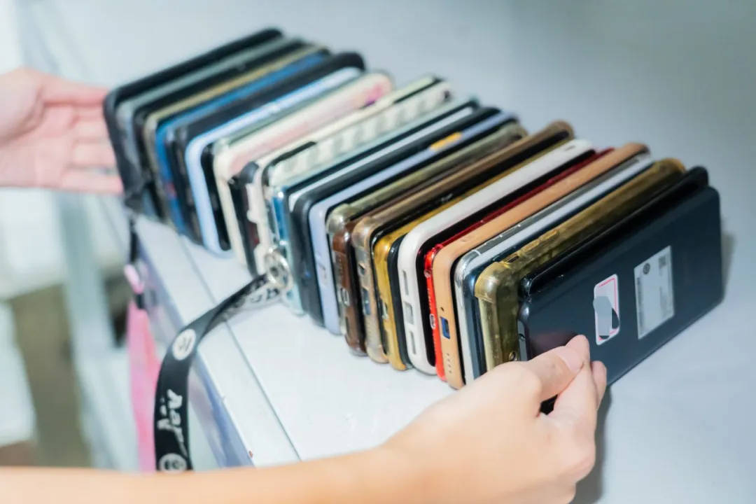 6天捡1000张身份证!高铁站工作人员回应