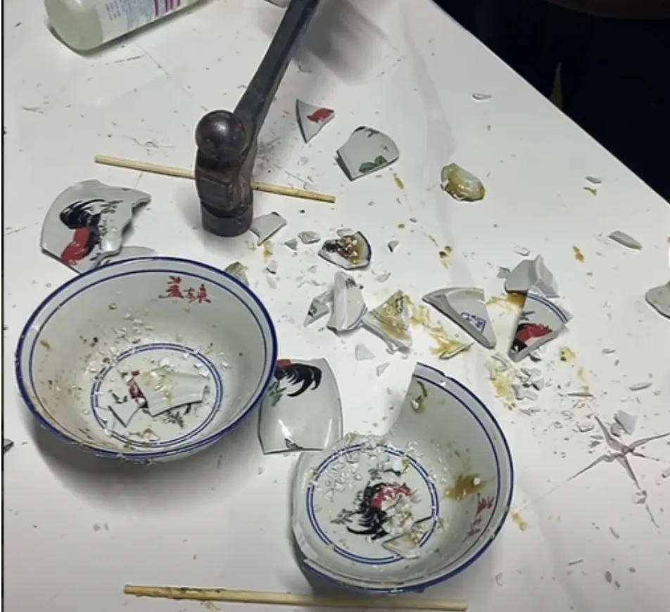 网红夫妇被传有传染病,餐馆砸餐具撇清?官方回应