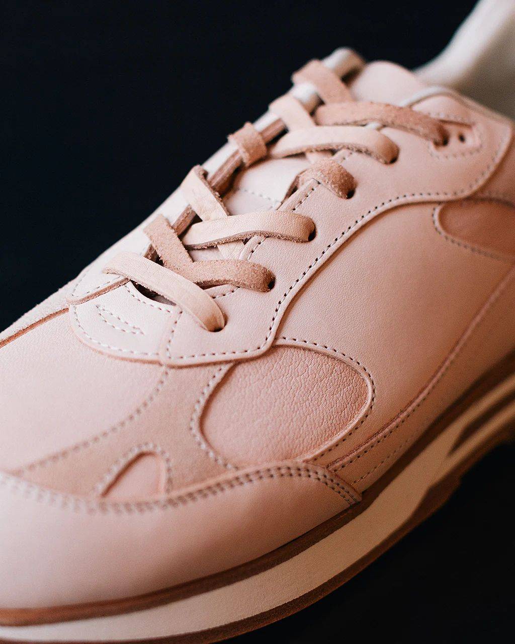 一个靠做“假鞋”走红的品牌,凭什么越办越好?