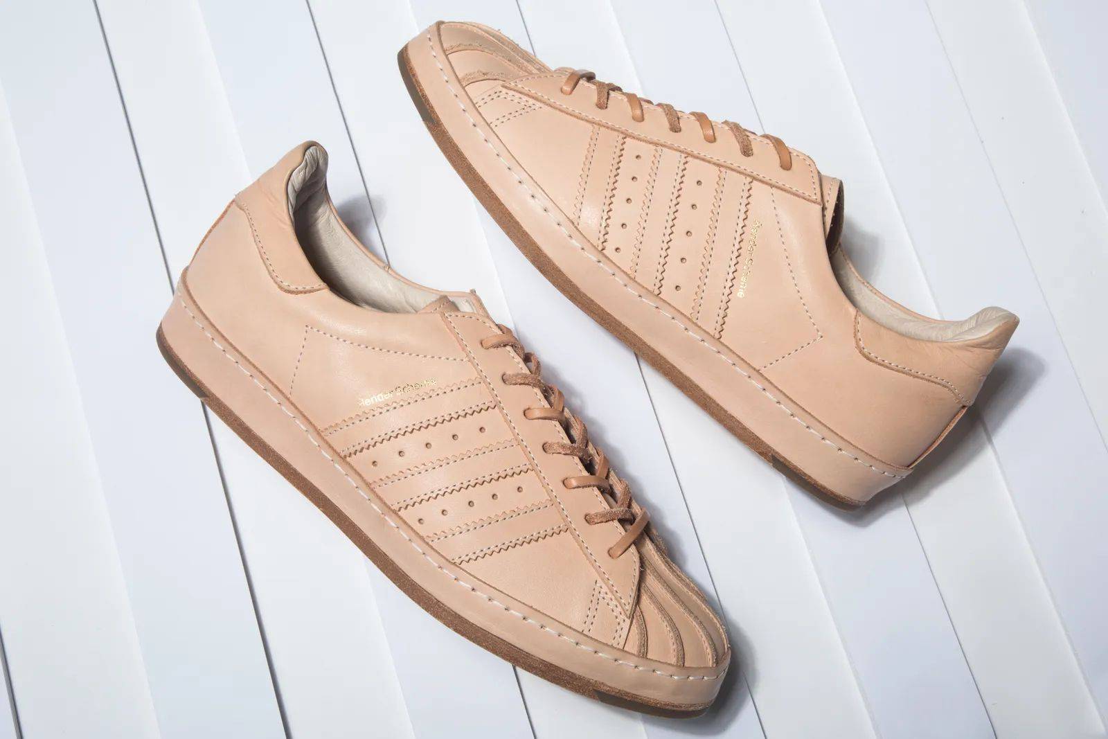 一个靠做“假鞋”走红的品牌,凭什么越办越好?