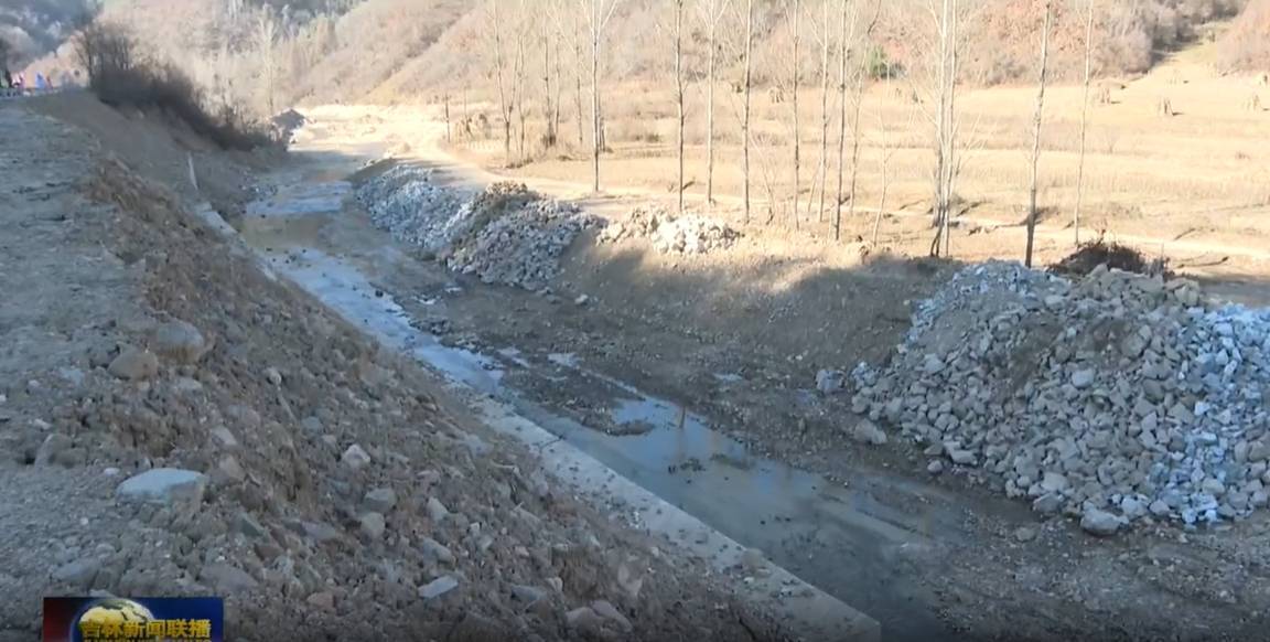 调研途中,吉林省委书记多次随机停车察看水毁工程施工情况