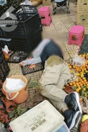 昆明一老人赶集摔倒压坏水果摊!中午就带着家属找来了,摊主慌了……