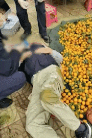 昆明一老人赶集摔倒压坏水果摊!中午就带着家属找来了,摊主慌了……