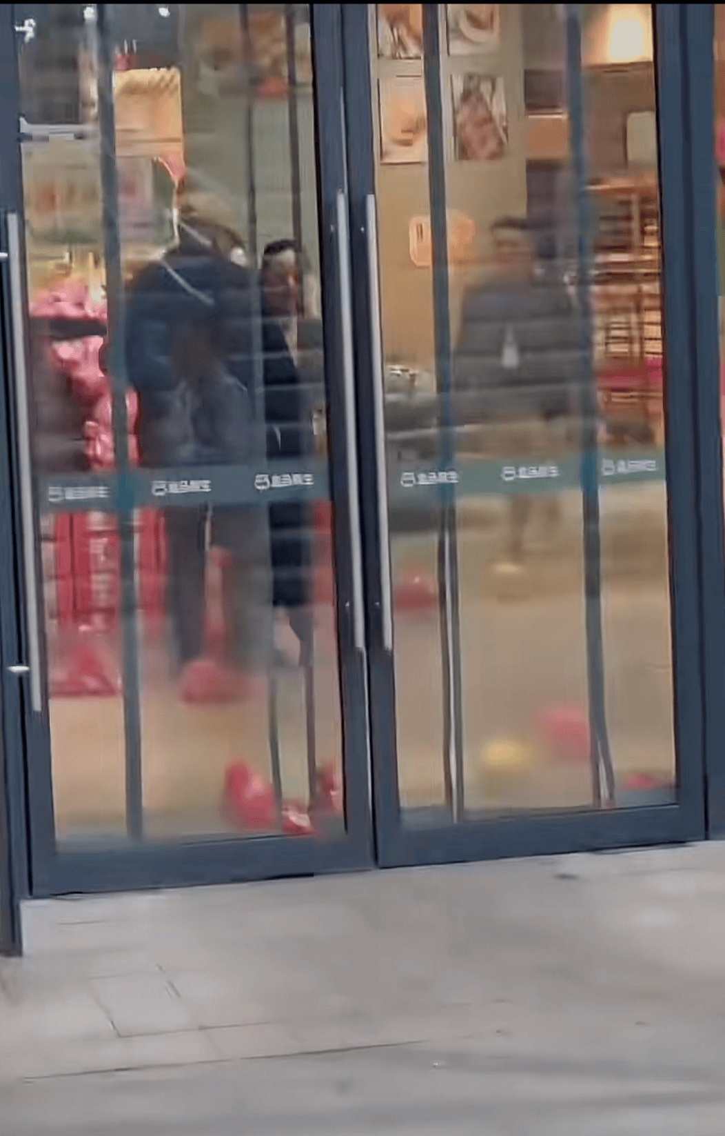 男孩在盒马摔倒无人扶?母亲愤怒砸店!最新回应