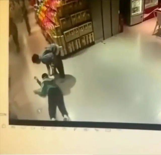 男孩在盒马摔倒无人扶?母亲愤怒砸店!最新回应