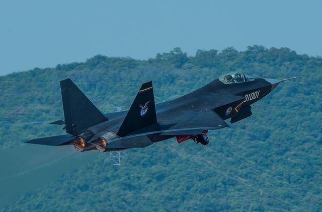 解放军太会整活了!歼35A的背后,还有个“哥哥”没登场?