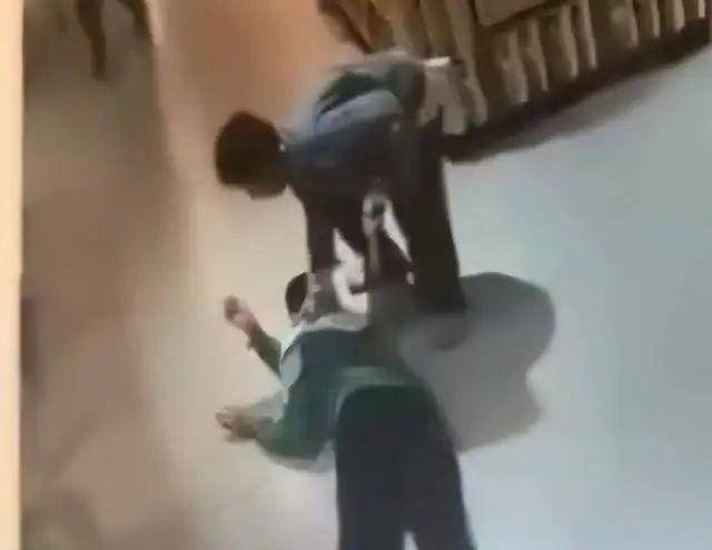 疑儿子盒马鲜生摔倒没人扶妈妈砸店!最新回应:可走法律途径