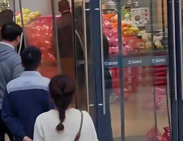 疑儿子盒马鲜生摔倒没人扶妈妈砸店!最新回应:可走法律途径