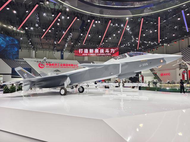 世界上第一款双座重型五代隐身战机!歼-20S亮相