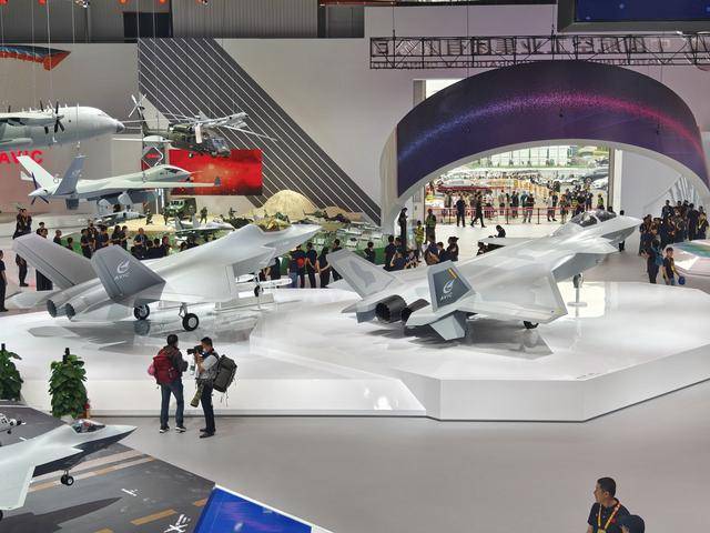 世界上第一款双座重型五代隐身战机!歼-20S亮相