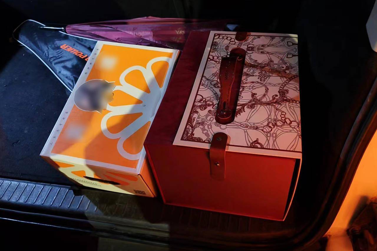 热水壶和“喜糖”里藏着大把现金,浙江多地已发生,警方提醒:司机请警惕