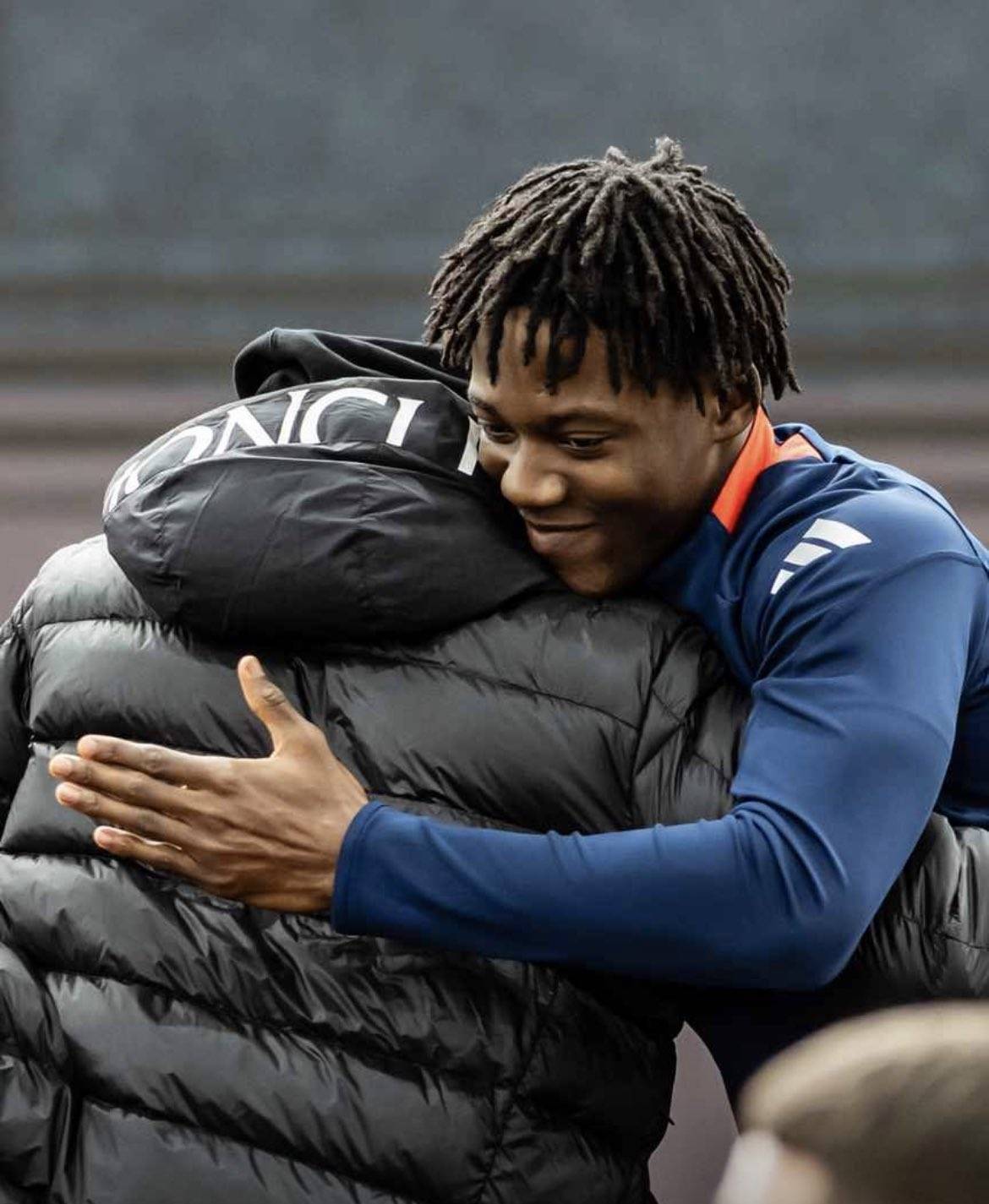 和约罗相谈甚欢!阿莫林亮相曼联,首次和球员们会面