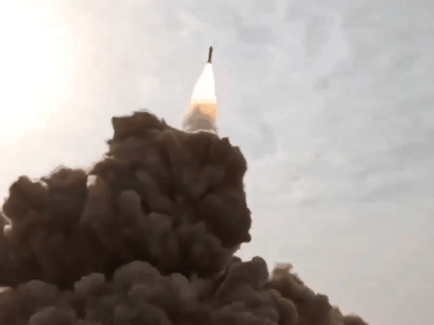 伊朗媒体发布画面：也门胡塞武装成功向以军事基地发射高超音速导弹