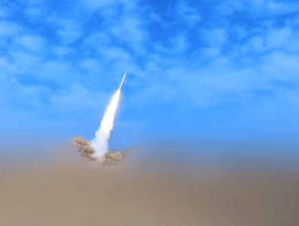 伊朗媒体发布画面:也门胡塞武装成功向以军事基地发射高超音速导弹