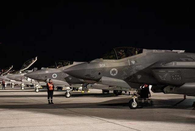 歼-10吸引力很大,伊朗空军司令亲自体验,这是打算买几架回去?