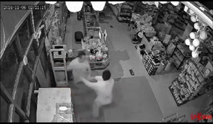 超市老板凌晨被医生入室打死,官方称两家因灯光有纠纷,老板妻子:打人者家属已道歉