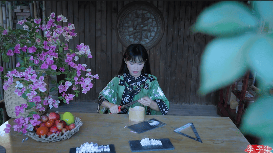 李子柒“回归”三连更播放量破5亿,镜头下的这些四川非遗太美了