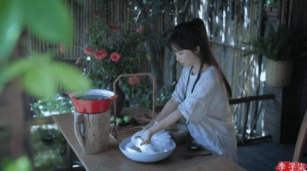 李子柒“回归”三连更播放量破5亿,镜头下的这些四川非遗太美了