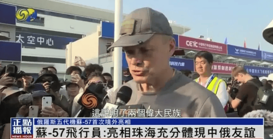 62岁苏-57飞行员炫技“落叶飘”,他说:歼-20成群飞行非常棒