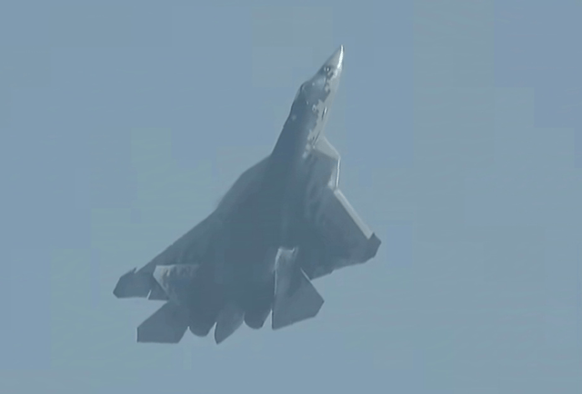 歼35一言不合开加力!拉出漂亮马赫环垂直爬升,为何不如苏57精彩