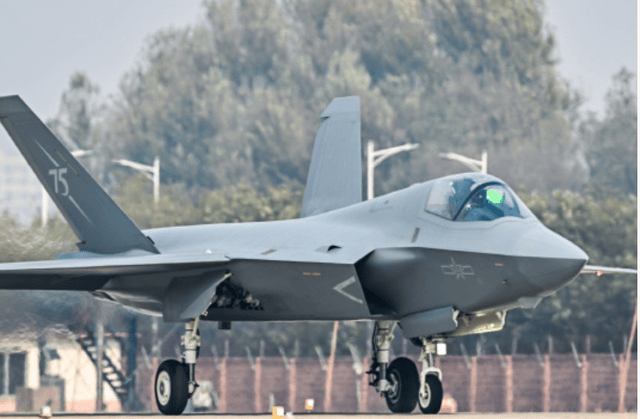 歼35一言不合开加力!拉出漂亮马赫环垂直爬升,为何不如苏57精彩