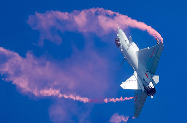 歼35一言不合开加力!拉出漂亮马赫环垂直爬升,为何不如苏57精彩