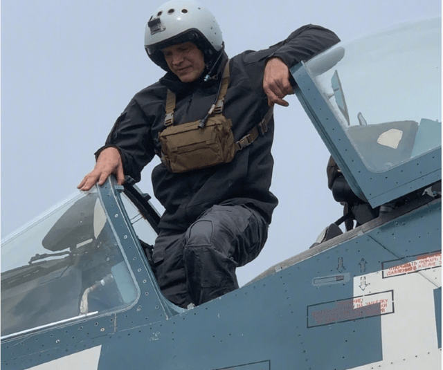 歼35一言不合开加力!拉出漂亮马赫环垂直爬升,为何不如苏57精彩