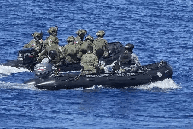 真出大事了?5000菲兵冲向南海,解放军已提前变阵,就等马科斯自投罗网