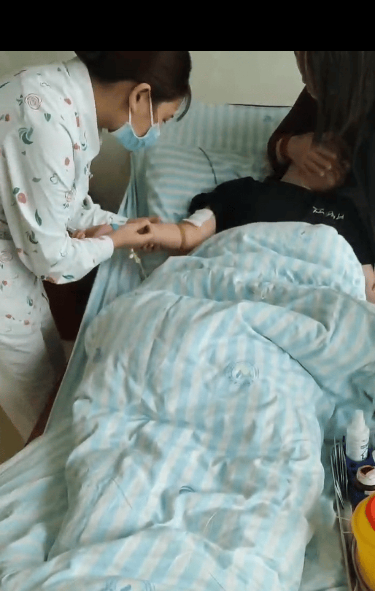 重庆15岁女孩遭母亲男友砍伤十多处 其父质疑:行凶者仅被行拘10天